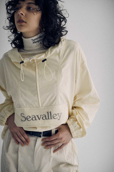 SEA “Seavalley Mountain Club” CIRCULAR RIB TURTLE NECK TOP