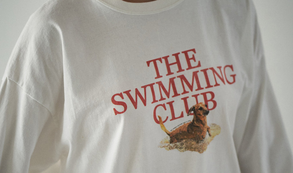 SEA（シー）の「GRAPHIC L/S TEE （SWIMMING CLUB）（Tシャツ