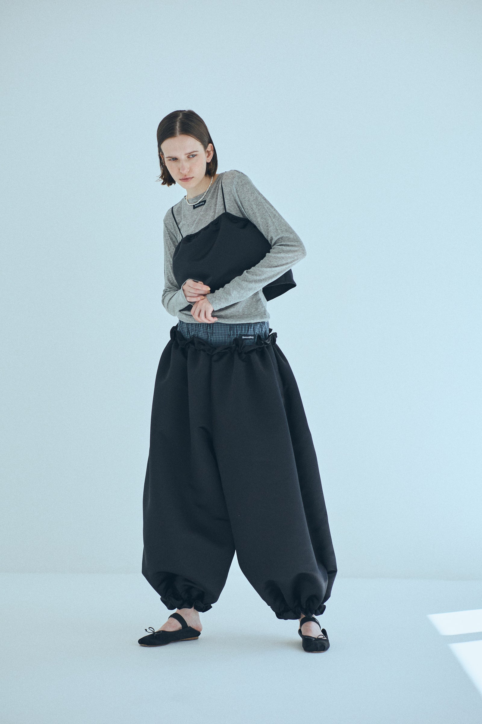 SEA HEAVY SATIN DOLA BALOON TROUSERS