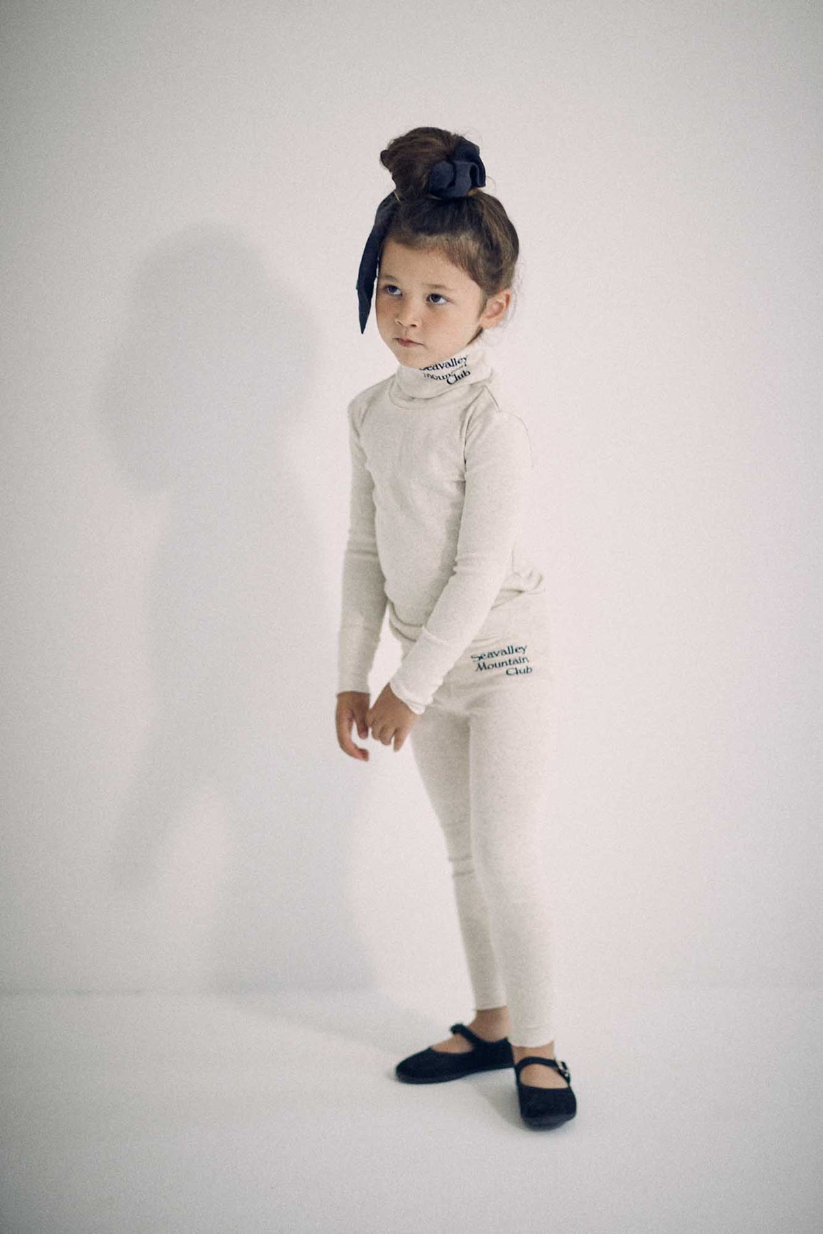 SEA CHIBI “Seavalley Mountain Club” CIRCULAR RIB TURTLE NECK TOP