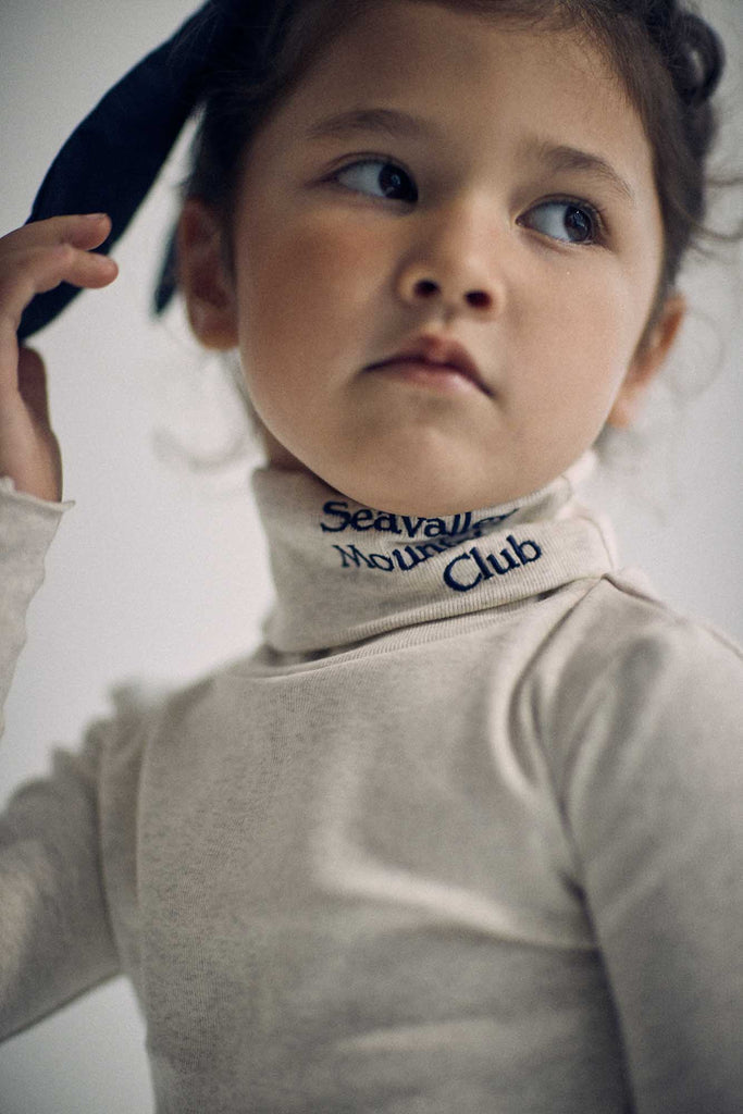 SEA CHIBI “Seavalley Mountain Club” CIRCULAR RIB TURTLE NECK TOP